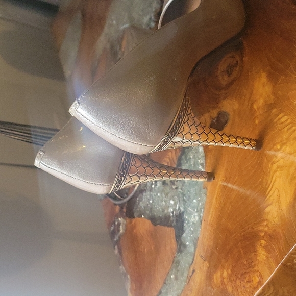 Shoes - Picture 2 of 4